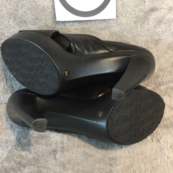 NWB Gorgeous Leather Michael Kors Shoes - Picture 7 of 8